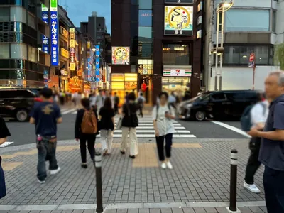 ワイナリーへの道順 3／5：SLの左手の横断歩道を渡り路地に入ります。