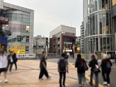 カーニバルへの道順 2／9：駅を背にして正面に進みます。