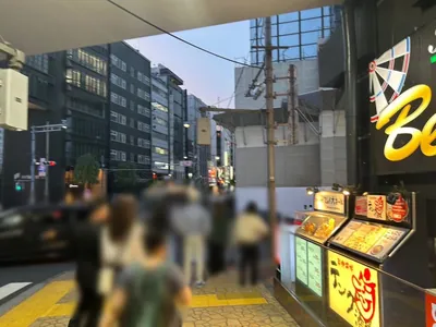 アイへの道順 4／9：二つ目の横断歩道を渡って右折します。