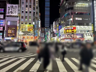 セレネへの道順 4／10：路地を直進すると「歌舞伎町」の交差点に出るので正面に渡ります。