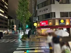 横浜クラブ （横濱倶楽部）への道順 6／9：正面に横断歩道が出てくるので渡って直進します。