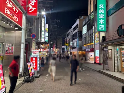 アジュールへの道順 3／6：左手一つ目の路地を左折します。