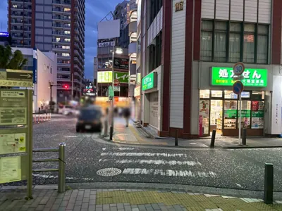 リベルタへの道順 3／5：階段を下ったらロータリーを左手にロータリー沿いを歩き一つ目の横断歩道を越えます。