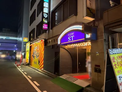 かえでのへやへの道順 15／15：少し進むと右手に千葉かえでのへやの入る「STビル」があります。
