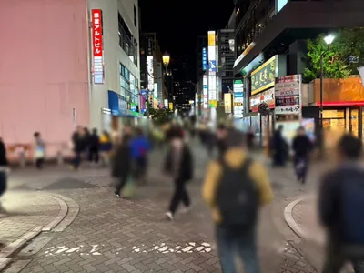 インビテーションへの道順 3／5：一つ目の十字路を超えて直進します。