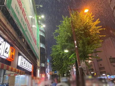 ビリーヴへの道順 5／9：渡ったら立食いそばうどんを左手に直進します。