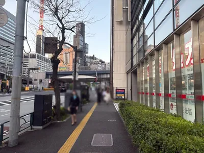 リベルへの道順 2／9：駅を背にして直進します。