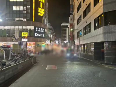 オズへの道順 4／6：渡ったら左の路地へ入ります。
