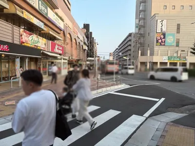 ブセナラウンジへの道順 2／8：駅を背にして、ロータリを右手に正面に進みます。