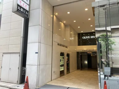 由美 (ユミ)への道順 4／4：二つ目の十字路に出る手前の右手に銀座由美の入る「丸喜ビル」があります。