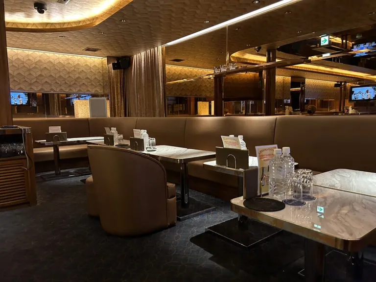 蕨 タントラの店内