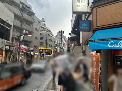 DIX （ディーアイエックス）への道順 2／5：出口を背中にして左手の路地を直進します。