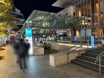 レンへの道順 1／7：千代田線「赤坂駅」1番出口を出ます。