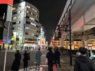吉祥寺　宝石箱 （ホウセキバコ）への道順 3／9：正面の横断歩道を渡り、すぐ左手の横断歩道を渡ります。
