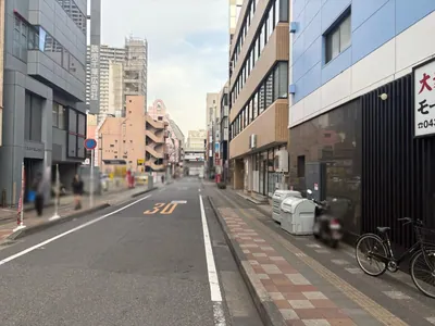 アーチへの道順 12／14：直進します。