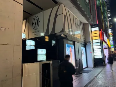 美人茶屋 （ビジンチャヤ）への道順 8／8：少し進むと左手に六本木美人茶屋の入る「ケントスビル」が出てきます。