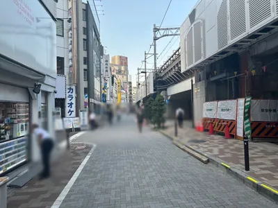 デイトナへの道順 4／5：左手一つ目の路地を左折します。
