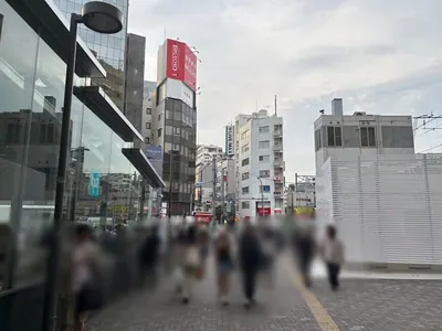 ラヴィアスへの道順 2／11：駅を背中にして右へ歩きます。