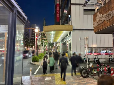 アドアへの道順 5／13：右手の一つ目の路地を越えて直進を続けます。
