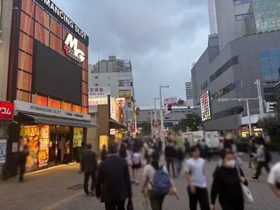 ドンフィンへの道順 3／6：ロータリーを右手に進みます。