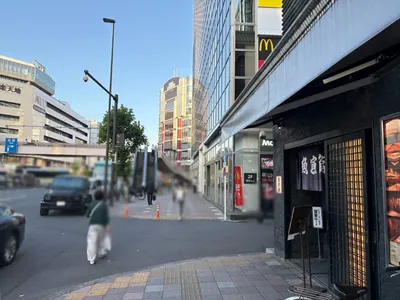 ドンピーへの道順 5／10：右手一つ目の路地を右折します。