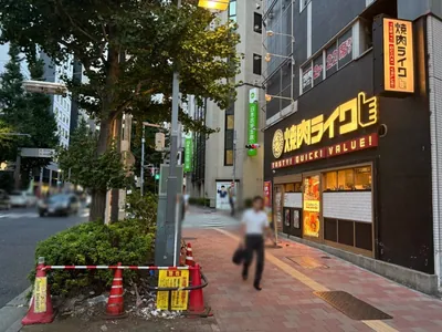 グッドアートへの道順 2／3：出口を背にし、道路を左手に直進します。