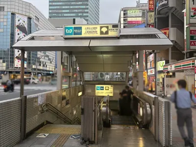 蓮 （レン）への道順 1／9：上野広小路駅A3出口を出ます。