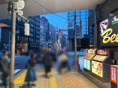 ピアノバー長谷川 （はせがわ）への道順 4／8：ガードをくぐったら横断歩道を渡らずに右折します。
