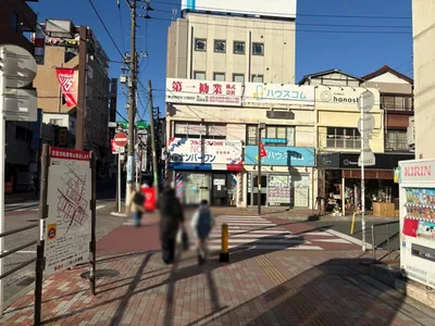 プラチナムへの道順 3／6：横断歩道を渡ります。