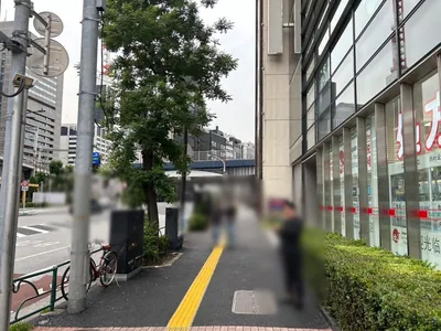 路ト （ミチト）への道順 2／10：駅を背にして直進します。