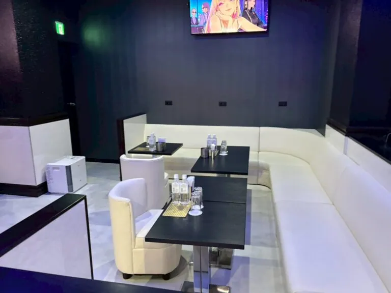 蕨　エースの店内