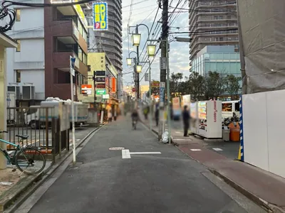 ラプソディへの道順 4／5：右手路地を越えて直進します。