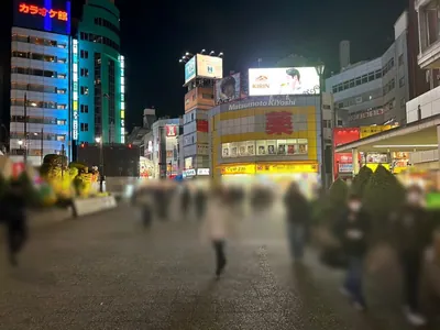 エビス西口店 （CAFE BAR. EBISU西口店）への道順 2／7：駅を背にして右に進みます。