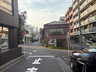 エル （L）への道順 13／14：一つ目の路地を左折します。
