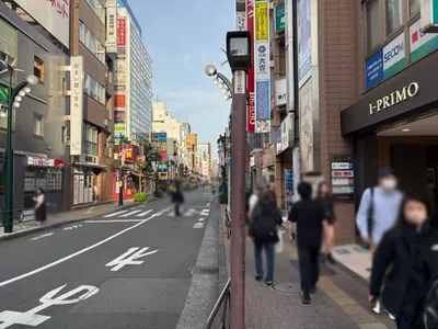 リュアーグへの道順 4／8：下ったら横断歩道を渡ります。