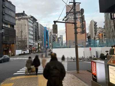 楪 （ユズリハ）への道順 4／11：二つ目の横断歩道を渡ります。