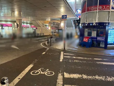 エデンへの道順 4／7：横断歩道を渡って直進します。