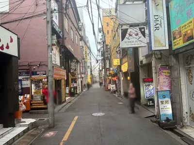 レインへの道順 10／11：左手路地を越えて直進をします。