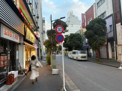別世界 （ベツセカイ）への道順 10／13：道路を右手に直進します。