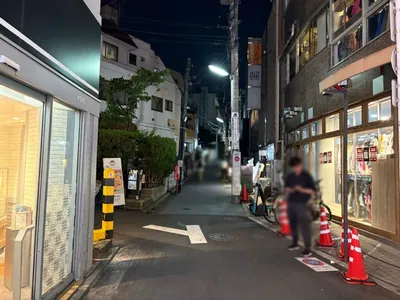 バリエンテへの道順 8／9：一つ目の左手路地を左折します。