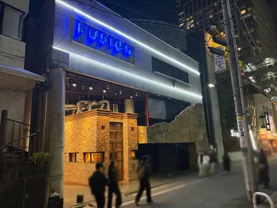 ファブリックセブン7への道順 4／4：突き当りに六本木ファブリックセブン7の入る「フュージョンビル」があります。