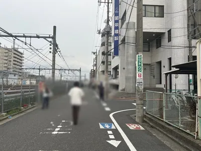 南浦和　トワエモアへの道順 4／5：右手の一つ目の路地を右折します。