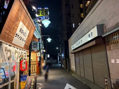 コンラッドへの道順 4／6：直進をすると左手に調布百店街という通りが出てくるので入ります。