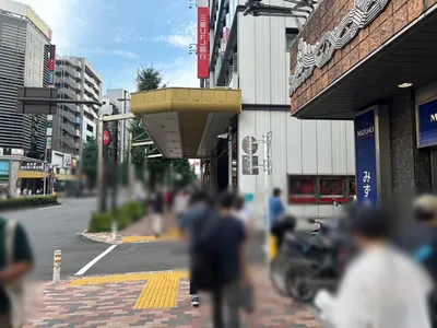ラヴィアスへの道順 5／11：右手の路地を越えて直進を続けます。
