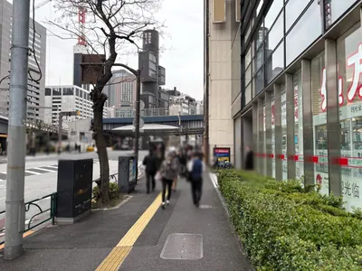 ファーストクラブへの道順 2／7：道路を左手に直進します。