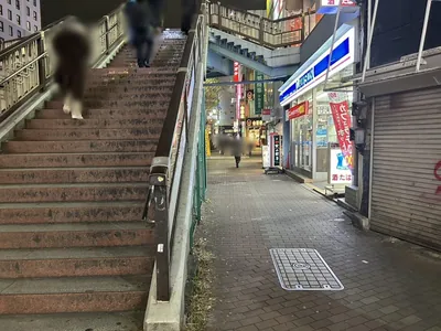 アムールへの道順 5／8：下りきったら歩道橋を左手に歩きます。