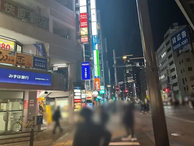 クイーンへの道順 3／4：渡ったらすぐ右手の横断歩道を渡ります。
