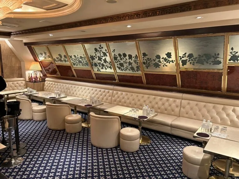 ガーデンラウンジの店内