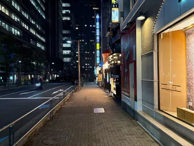 エイトへの道順 3／5：横断歩道を渡ったら左へ進みます。