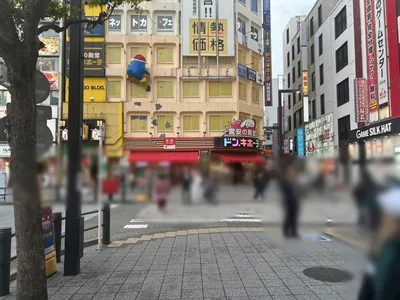 ダブルアールへの道順 3／5：一つ目の横断歩道を渡り、左折します。